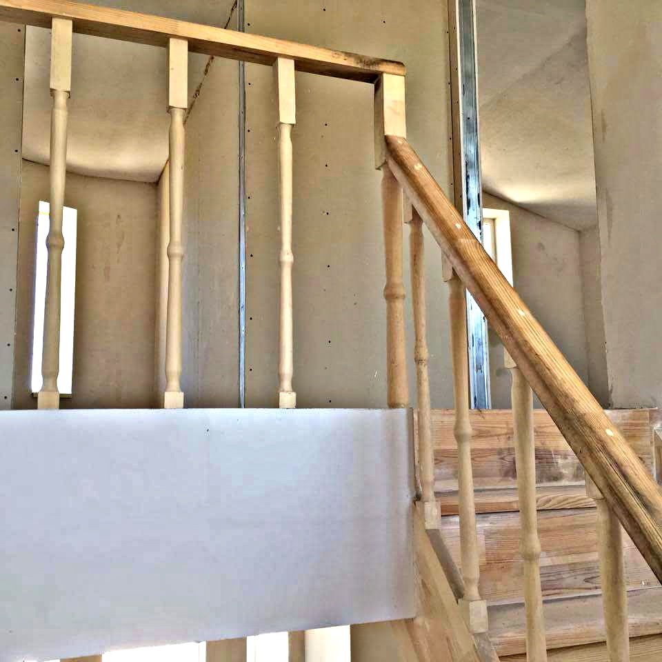 деревяная лестница в доме из арболита