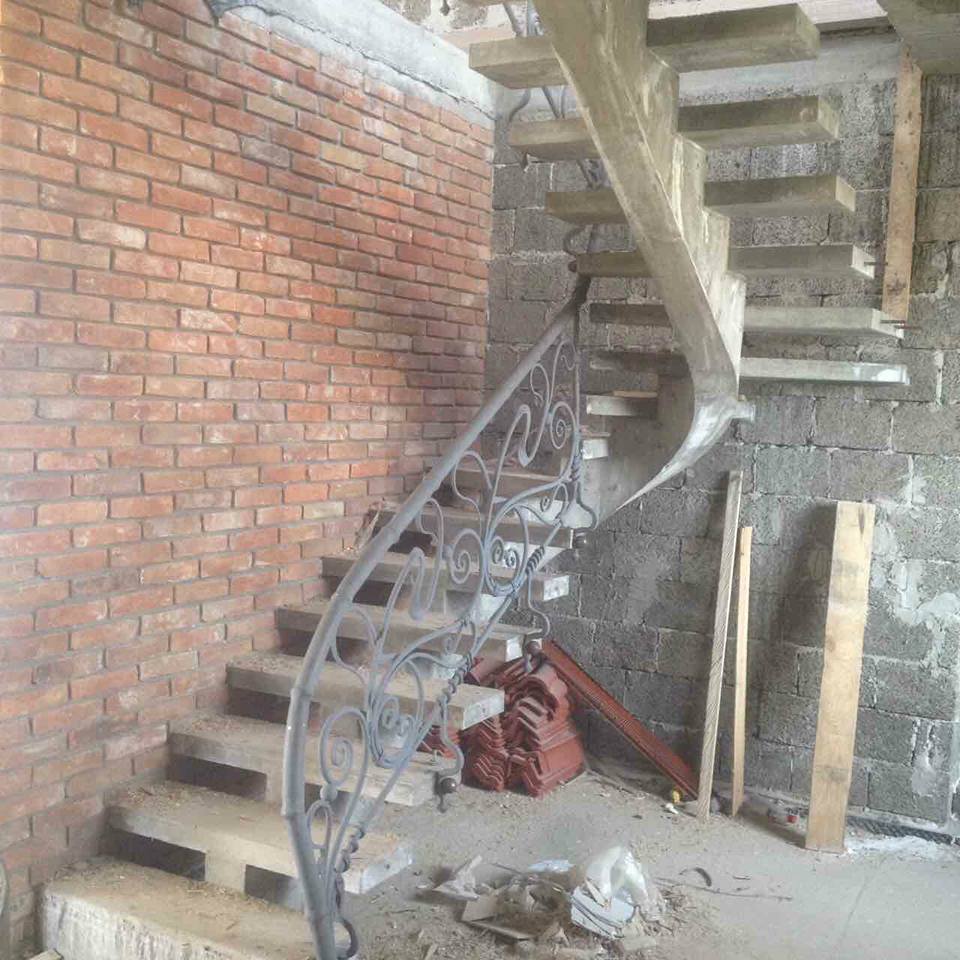 шикарная лестница в доме из арболита